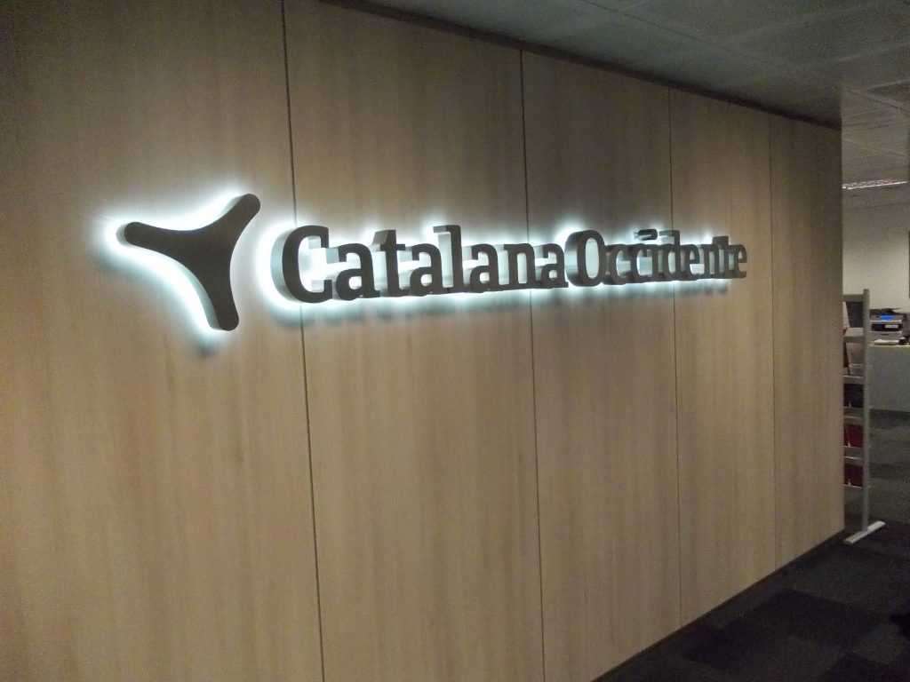 Letras de Catalana Occidente iluminado